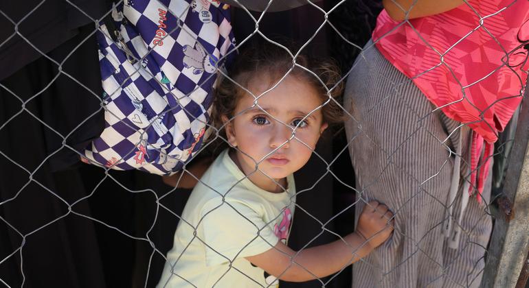 Niños vulnerables reciben apoyo nutricional en un punto de detección y tratamiento de la desnutrición apoyado por UNICEF en Khan Yunis, sur de la Franja de Gaza (archivo, mayo de 2025)